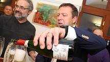 Slavit a otevírat šampaňské mohla základna ODS Zlínského kraje, která se na výsledky voleb přesunula do komunitního Cafe 21 v Uherském Hradišti. Lídr kandidátky Stanislav Blaha se totiž stal poslancem.