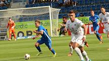 Fotbalisté Slovácka (bílé dresy) v 5. kole FORTUNA:LIGY vyzvali Slovan Liberec.