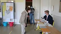 Zazvoněním školního zvonku začaly krajské a senátní volby v budově Gymnázia Uherské Hradiště do místních volebních okrsků sedm a čtyři, kde v pátek před 14. hodinou začali voliči tvořit zástup.