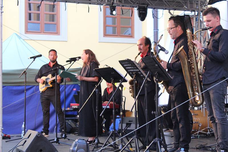 Bára Basiková zazpívala v Hradišti na Hello Jazz Weekendu „bondovky“ od Adell i od Tiny Turner. Doprovázel ji F dur jazzband.