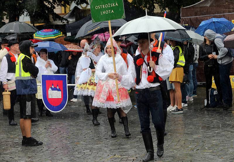 Tradičnímu defilé na Masarykově náměstí nepřálo počasí.