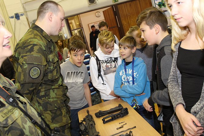 Přípravy občanů k obraně státu aneb POKOSu se zúčastnily ve středu 21. listopadu také děti uherskohradišťské Základní školy UNESCO.