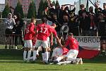 Fotbalisté Uherského Brodu (červené dresy) ve 2. kole MOL Cupu podlehli druholigové Jihlavě 1:2 a v poháru končí.