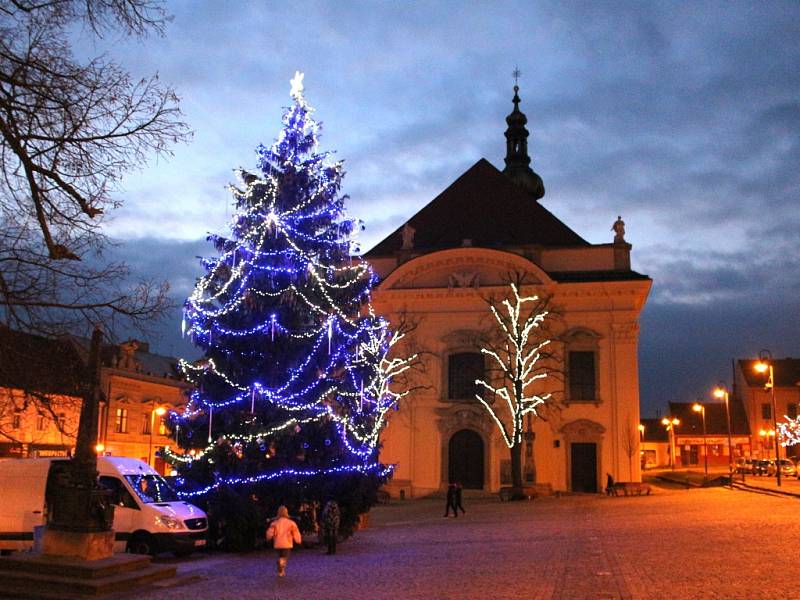 Po celý vánoční čas bude zdobit Masarykovo náměstí v Uherském Brodě vánoční strom i velký vyřezávaný betlém od Jiřího Halouzky. 