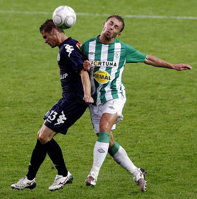 4. kolo Gambrinus ligy Bohemians 1905 – 1. FC Slovácko 7. srpna v Praze. Jiří Kaufman (v zelenobílém) z Bohemians a Ladislav Volešák ze Slovácka.