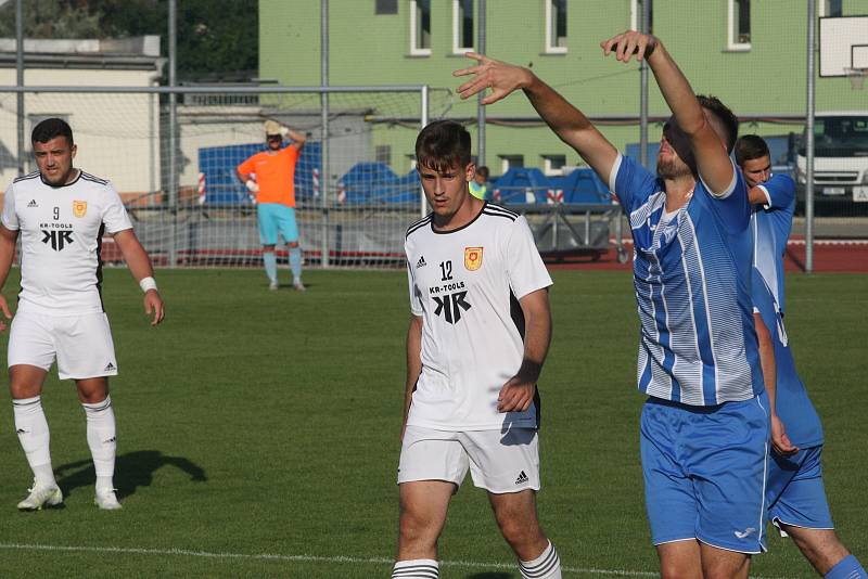 Fotbalisté Hluku (modrobílé dresy) doma ztratili vedení 2:0, s Bojkovicemi hráli nerozhodně.