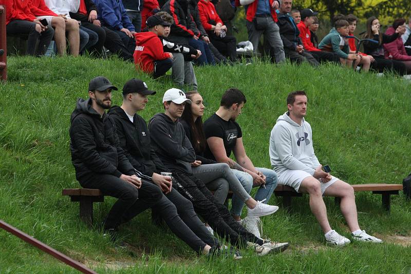 Fotbalisté Jalubí (žlutočerné dresy) v semifinále Poháru OFS Jarošovský pivovar zdolali Nedakonice 3:0.