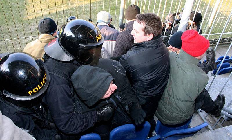 Policisté cvičili na stadionu Slovácka zásah proti fotbalovým chuligánům