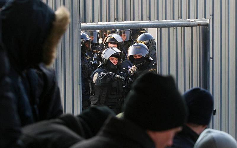 Policisté cvičili na stadionu Slovácka zásah proti fotbalovým chuligánům