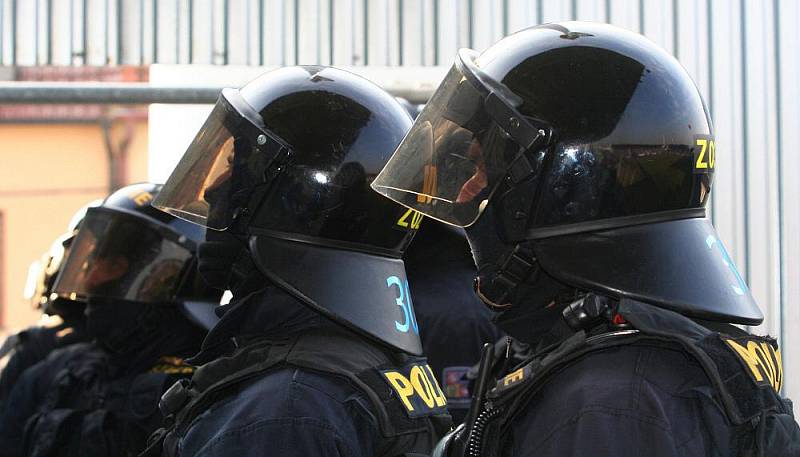 Policisté cvičili na stadionu Slovácka zásah proti fotbalovým chuligánům