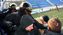 Policisté cvičili na stadionu Slovácka zásah proti fotbalovým chuligánům