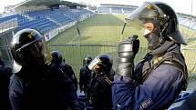 Policisté cvičili na stadionu Slovácka zásah proti fotbalovým chuligánům