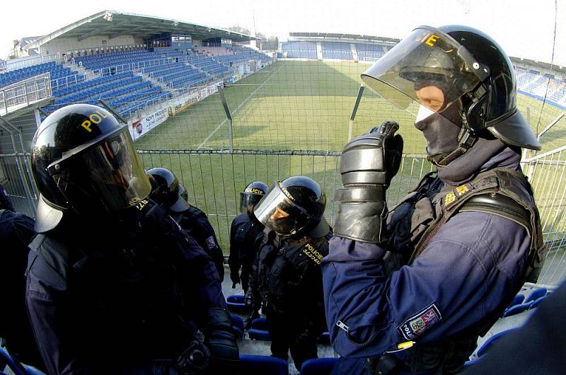 Policisté cvičili na stadionu Slovácka zásah proti fotbalovým chuligánům