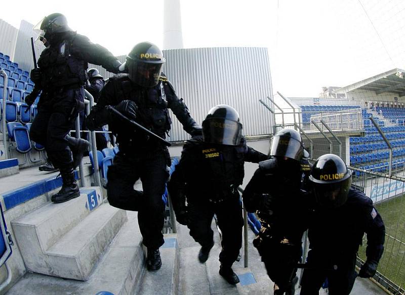 Policisté cvičili na stadionu Slovácka zásah proti fotbalovým chuligánům