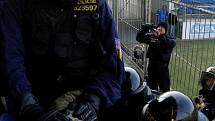 Policisté cvičili na stadionu Slovácka zásah proti fotbalovým chuligánům