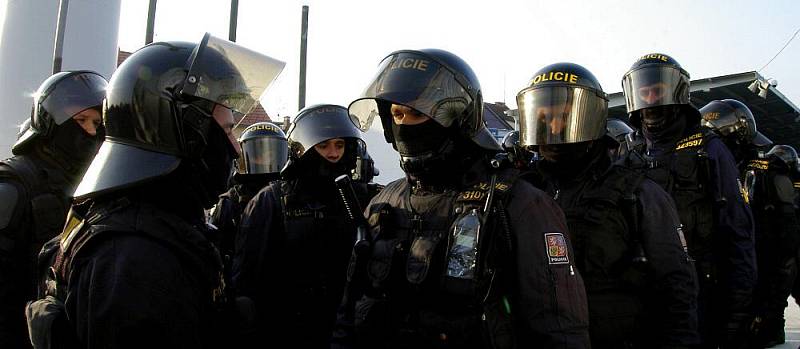 Policisté cvičili na stadionu Slovácka zásah proti fotbalovým chuligánům