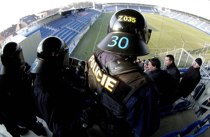 Policisté cvičili na stadionu Slovácka zásah proti fotbalovým chuligánům