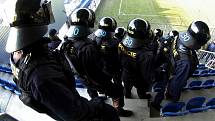 Policisté cvičili na stadionu Slovácka zásah proti fotbalovým chuligánům