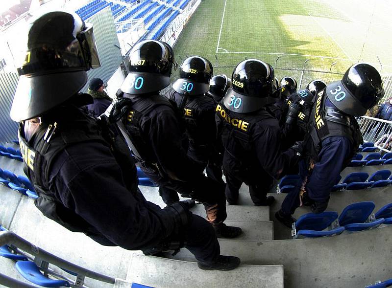 Policisté cvičili na stadionu Slovácka zásah proti fotbalovým chuligánům