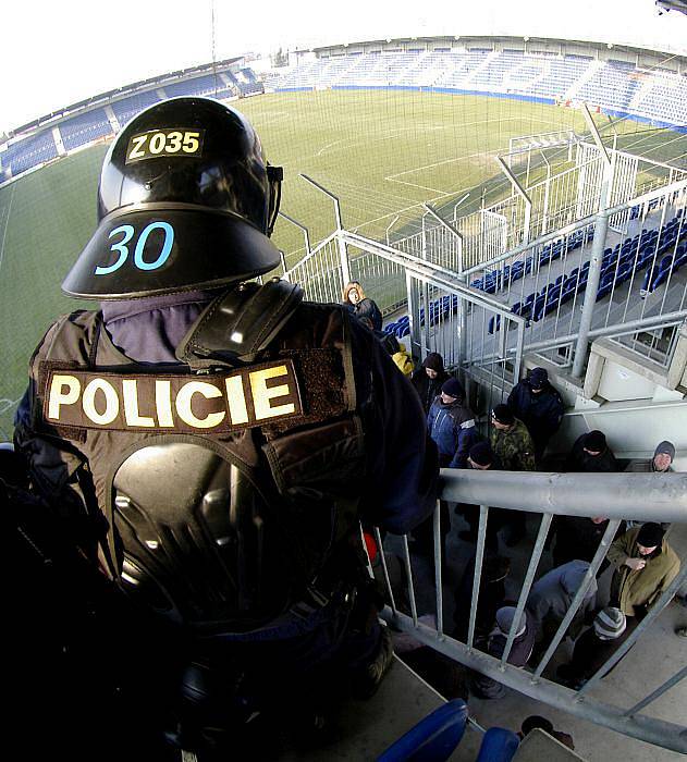 Policisté cvičili na stadionu Slovácka zásah proti fotbalovým chuligánům