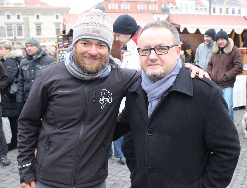 Miroslav Šlegl po návratu z cesty po Jižní Americe a dalších několika kontinentech dorazil na kole na Masarykovo náměstí v Uherském Hradišti. 