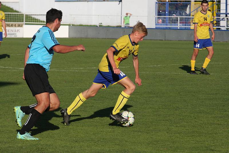 Fotbalisté Starého Města (žluté dresy) v 5. kole krajské I. B třídy skupiny C zdolali Polešovice 1:0.