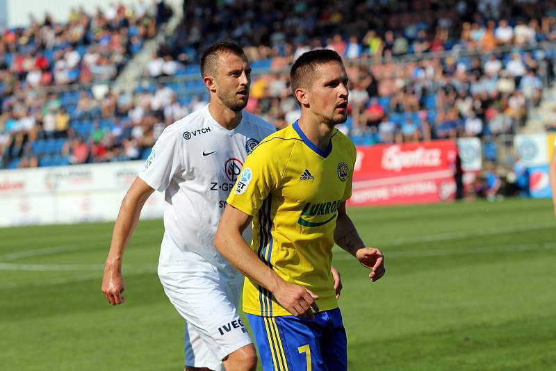 Fotbalisté Slovácko (v bílých dresech) se ve 29. kole HET ligy utkalo se sousedním Zlínem. Fanoušci vytvořili krajskému derby bouřlivou kulisu.