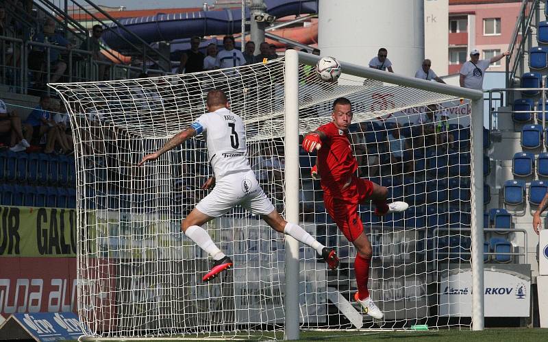 Fotbalisté Slovácka (bílé dresy) se v neděli doma utkali s Hradcem Králové.