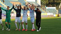 Fotbalisté Slovácka (bílé dresy) v 8. kole FORTUNA:LIGY  přehráli Zlín 3:0.