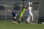 Fotbalisté Slovácka (bílé dresy) na úvod letní přípravy přehráli druholigový Vyškov 6:1.