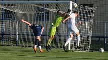 Fotbalisté Slovácka (bílé dresy) na úvod letní přípravy přehráli druholigový Vyškov 6:1.