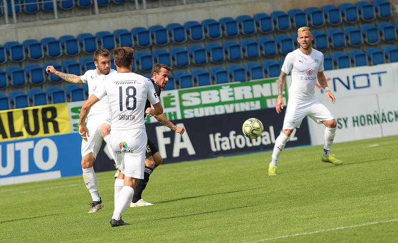 Fotbalisté Slovácka (v bílých dresech) se před restartem FORTUNA:LIGY utkali s Třincem. Utkání se hrálo bez diváků.