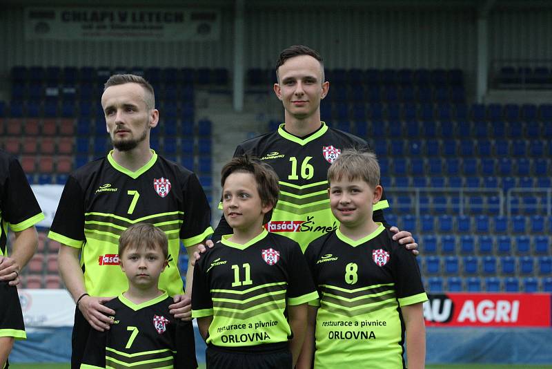 Fotbalisté Jalubí (žlutočerné dresy) zdolali ve finále Poháru OFS Jarošovský pivovar Stříbrnice 7:1. Utkání na stadionu ligového Slovácka sledovalo 1234 diváků.