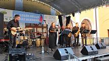 Bára Basiková zazpívala v Hradišti na Hello Jazz Weekendu „bondovky“ od Adell i od Tiny Turner. Doprovázel ji F dur jazzband.