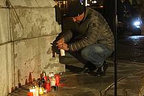 Den boje za svobodu a demokracii a Mezinárodní den studentstva si v pondělí večer u Rozárky na Mariánském náměstí v Uherském Hradišti připomněly spolu se smíšeným pěveckým sborem Gymnázia Uherské Hradiště  VIVA LA MUSICA na tři stovky lidí.