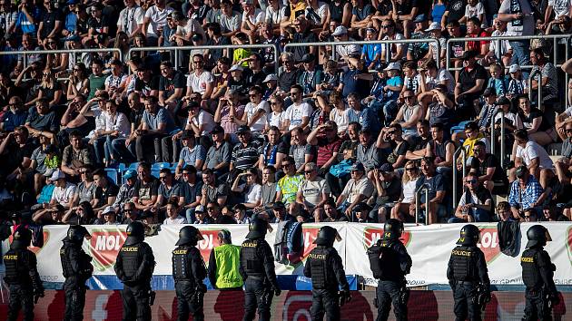 Finále českého fotbalového poháru MOL Cupu: 1. FC Slovácko - Sparta Praha, 18. května 2022 v Uherském Hradišti. Policie na hřišti během utkání.