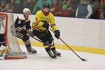 Hokejisté Uherského Ostrohu (žluté dresy) v páteční předehrávce 11. kola krajské ligy porazili Břeclav 4:1.