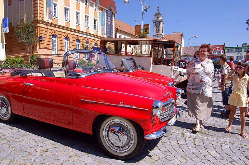 Spanilou jízdu více než sto dvaceti historických vozidel a motocyklů z Uherského Hradiště do Strážnice přes Uherský Brod a Dolní Němčí sledovaly v sobotu 21. srpna za slunečného počasí kolem silnic v regionu tisíce zvědavců.