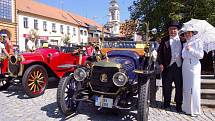 Spanilou jízdu více než sto dvaceti historických vozidel a motocyklů z Uherského Hradiště do Strážnice přes Uherský Brod a Dolní Němčí sledovaly v sobotu 21. srpna za slunečného počasí kolem silnic v regionu tisíce zvědavců.