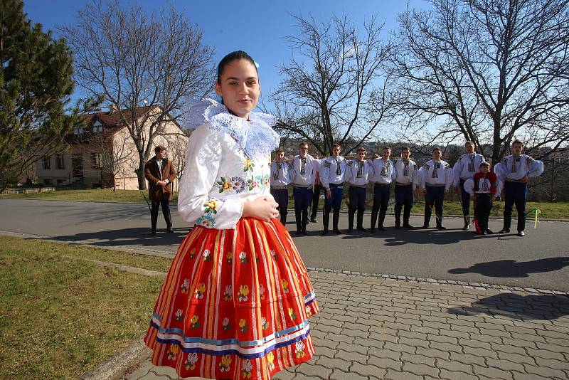 Velikonoční obchůzka   družiny  Vlčnovského  krále  Martina Dareka Franty ve Vlčnově.U Barbory Tomaštíkové.