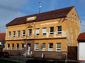 Základní škola v Huštěnovicích před opravou fasády. 