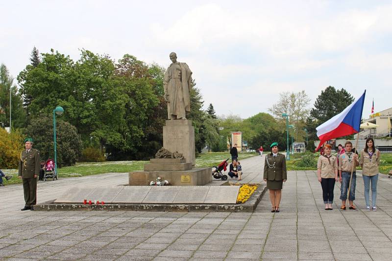 Zástupci Uherského Hradiště si osvobození města připomněli u Památníku osvobození na náměstí Míru.