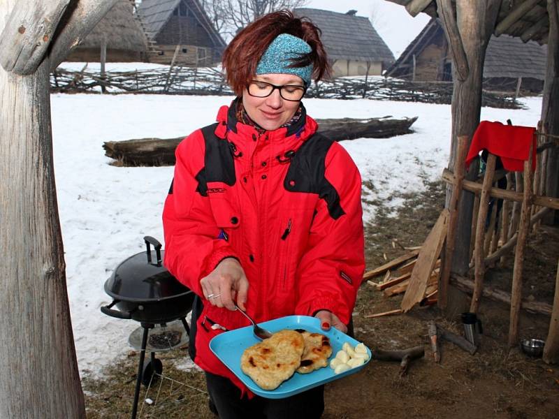 V CHÝŠÍCH SLOVANŮ. Skautíci se museli starat o oheň a přípravu jídla. Potraviny jim však Slované do jejich příbytků nepřivezli. Ty si skauti museli přinést ze svých domovů.