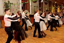 V ŘÍŠI DIVŮ. V historických prostorách Stojanova gymnázia Velehradě panovala příjemná plesová atmosféra.