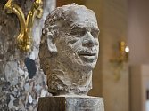 Výtvarník Lubomír Janečka se silným vztahem k Uherskému Brodu, žijící s rodinou dlouhá léta v USA v Pensylvánii nedaleko New Yorku, je autorem bronzové busty bývalého prezidenta ČR Václava Havla. 
