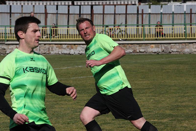 Derby fotbalistů Dolního Němčí (světle zelené dresy) s Nivnicí skončil v I. A třídě nerozhodně 2:2.