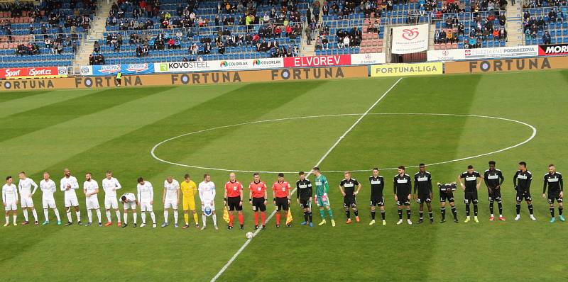 Fotbalisté Slovácka (bílé dresy) doma přivítali Karvinou.