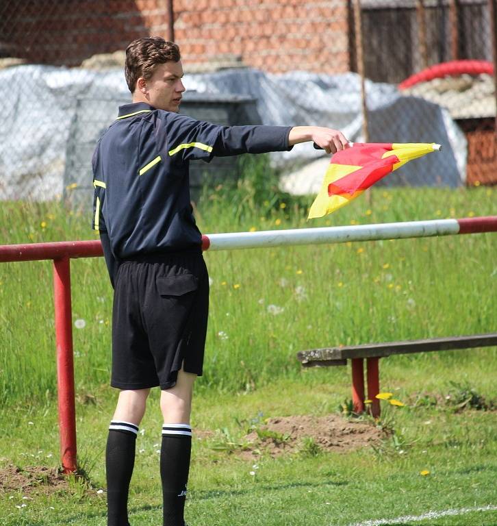 Fotbalisté Částkova (v pruhovaném) dělali favorizovaným Polešovicím velké starosti a nakonec je také obrali o důležité tři body.