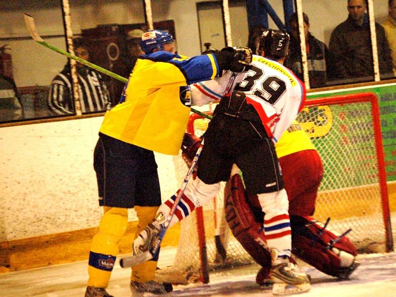 Hokejisté Uh. Hradiště i ve druhém finálovém zápase vyhráli v Uh. Brodě, tentokrát 5:2. V sérii hrané na tři vítězná utkání vedou 2:0 a v pondělí mohou na domácím ledě rozhodnout o zisku titulu přeborníka Zlínského kraje.