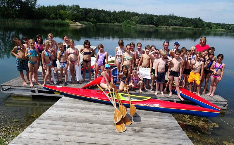 Školáci si na Kunovské tabuli vyzkoušeli jízdu na kajacích